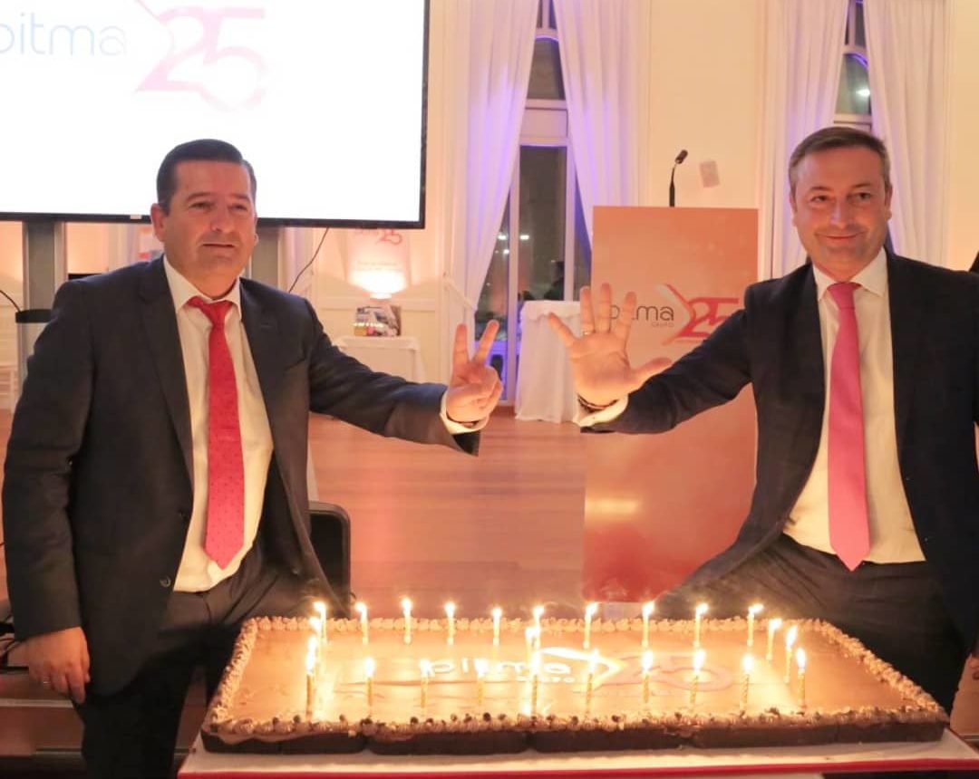 Pedro Ortíz y Alfredo Pérez con tarta de aniversario del 25 aniversario del grupo PITMA